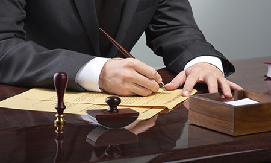 gallery/estudio-juridico-valeriano-abogado-firmando-un-documento-3